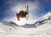 开云官网-绿茵场与硬木地板的交响，当国家德比遇见双加时险胜