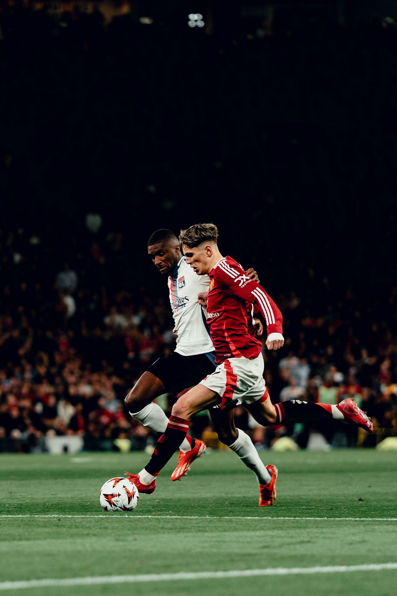 曼联险胜里昂，哈兰德带队取胜