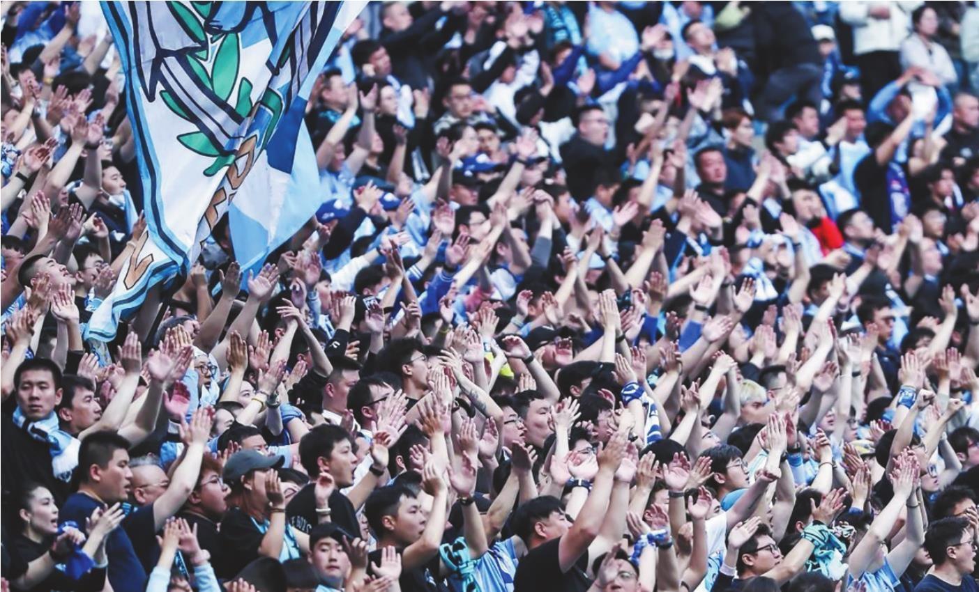 足球比赛场面火爆，球迷热情高涨