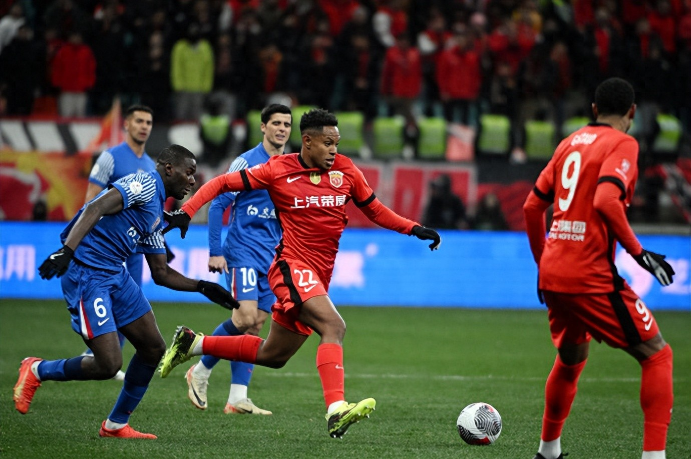 关于上港客战申花，中超德比战火爆开启的信息