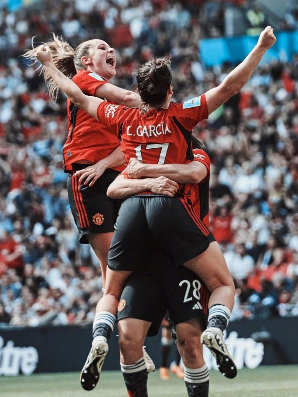 进攻队利用技巧取胜，夺得足球赛冠军的简单介绍