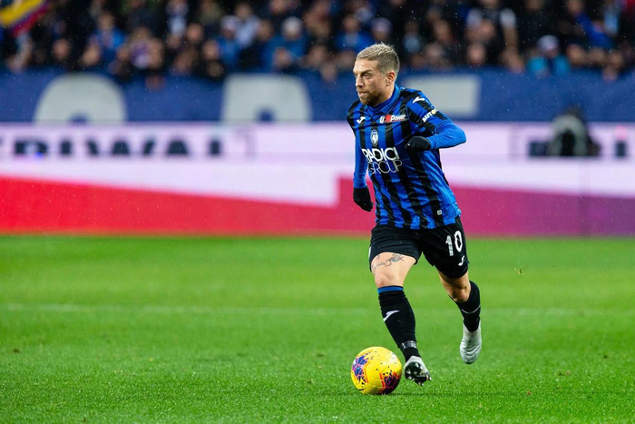 包含阿贾克斯客战不利，出线形势堪忧的词条