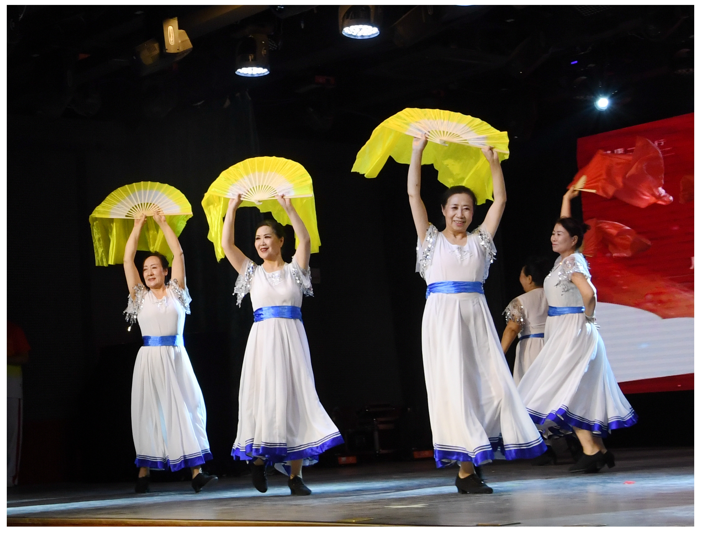 欢呼悲叹之间,比赛场上灿烂绽放 欢呼悲叹之间,比赛场上灿烂绽放