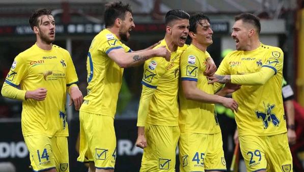 包含切沃攻守皆备，欧战资格前景可期的词条