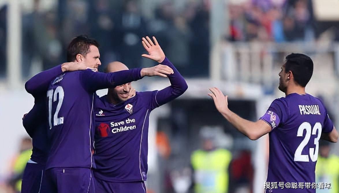 包含佛罗伦萨球员聚焦对桑普多利亚的战役的词条