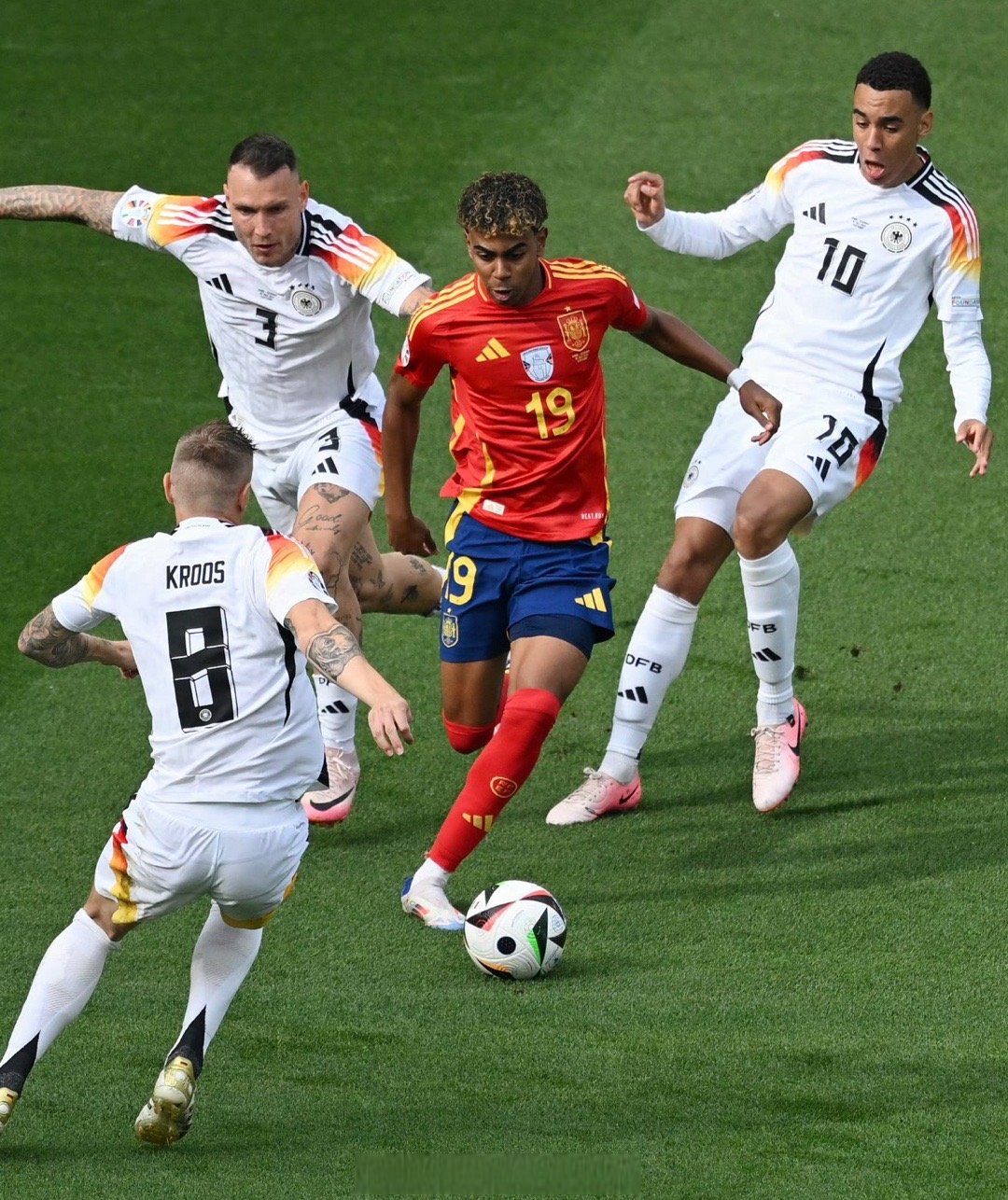 西班牙胜俄罗斯,登顶欧洲杯四强的简单介绍 西班牙胜俄罗斯,登顶欧洲杯四强的简单介绍