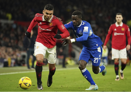 关于阿森纳遭遇利物浦逼平，积分榜上略有下滑的信息