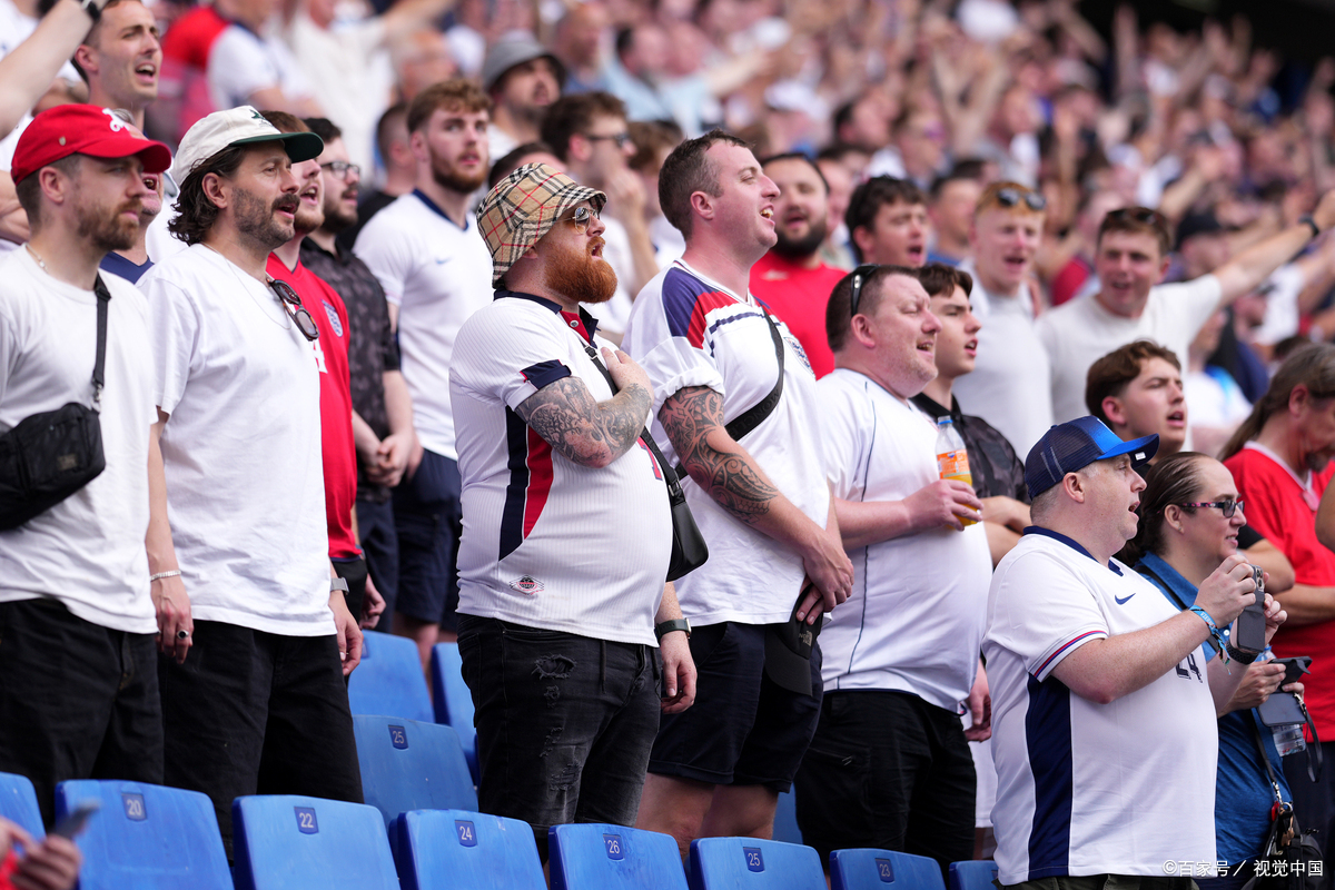 球员们的拼搏精神感染了每一个观众! 球员们的拼搏精神感染了每一个观众!