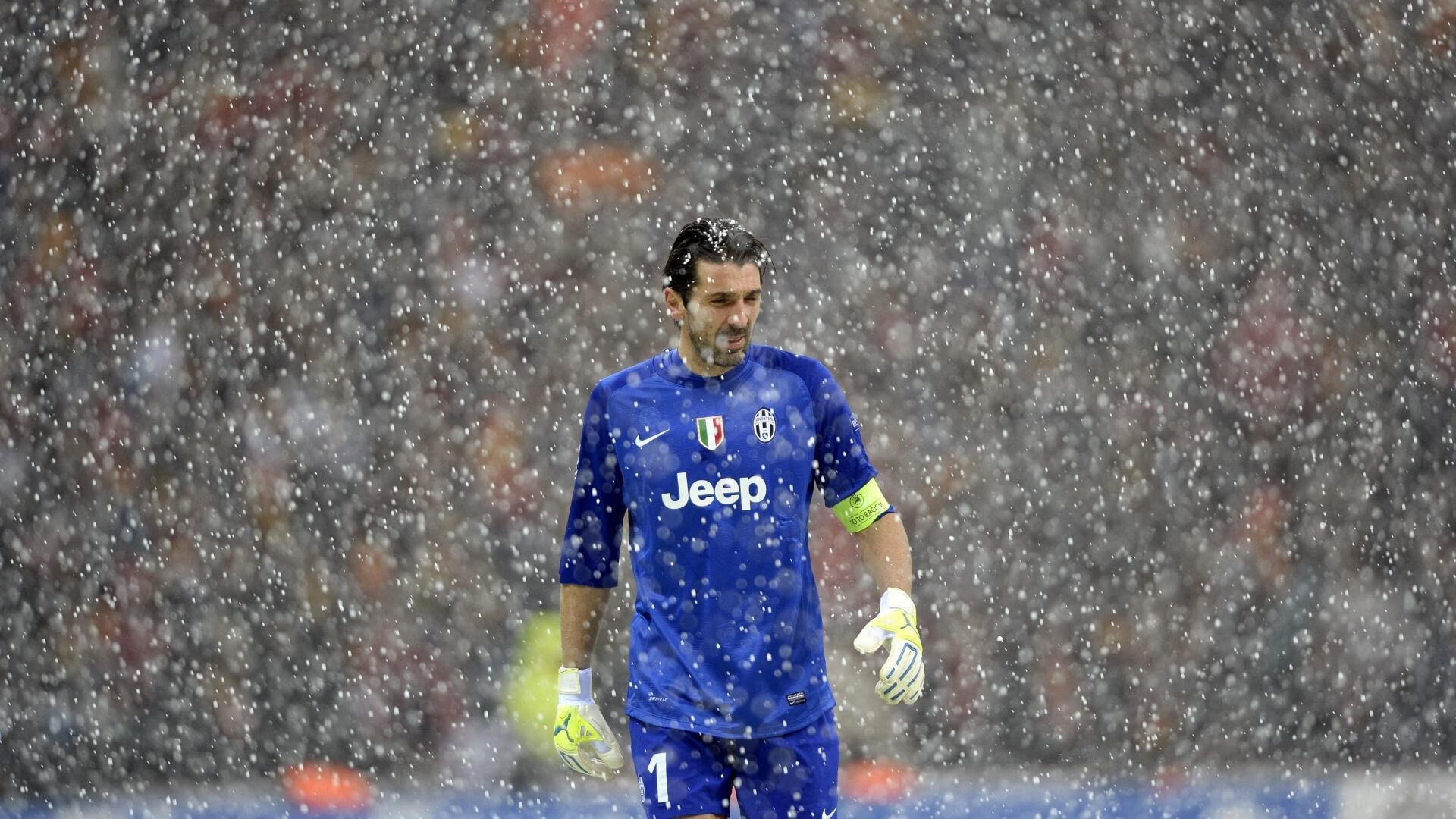 意甲焦点战之夜，梅西防守端锁死对手，全能球王改写比赛定义